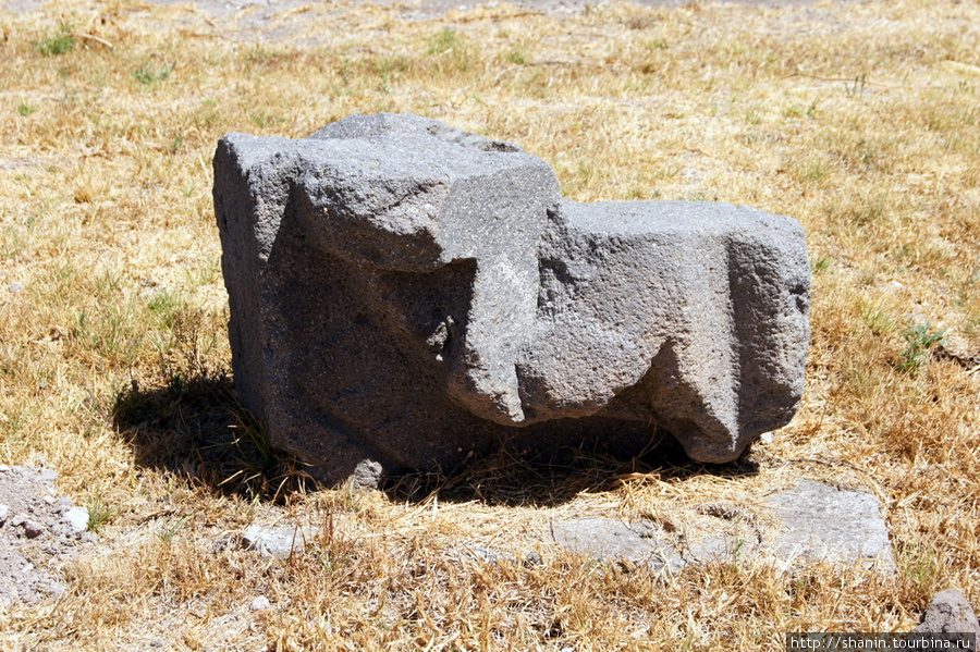 Каменный обломок в крепости Теотиуакан пре-испанский город тольтеков, Мексика