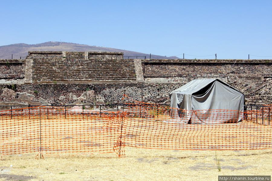 На территории крепости раскопки продолжаются Теотиуакан пре-испанский город тольтеков, Мексика
