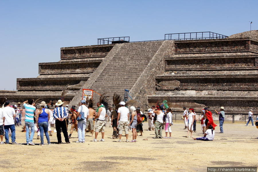 Возле пирамиды на территории крепости Теотиуакан пре-испанский город тольтеков, Мексика