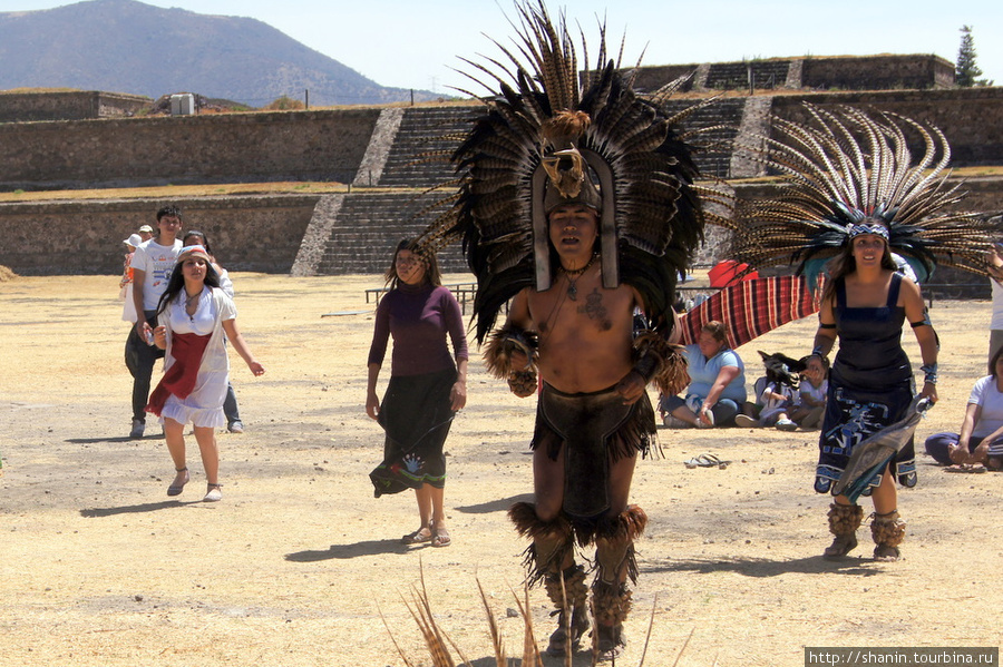 Индейские танцы в крепости Теотиуакан пре-испанский город тольтеков, Мексика