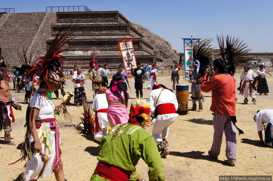 Ряженные индейцами на территории крепости Теотиуакан пре-испанский город тольтеков, Мексика