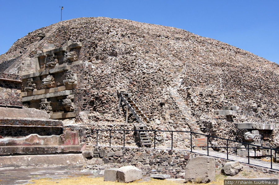 Пирамида в крепости Теотиуакан пре-испанский город тольтеков, Мексика