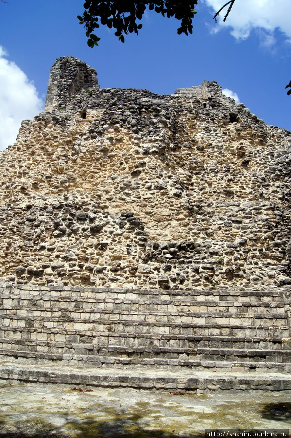 Пирамида в Бекане Кампече, Мексика