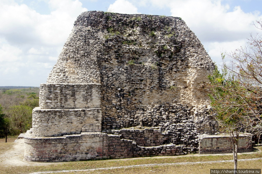Пирамида в Бекане Кампече, Мексика