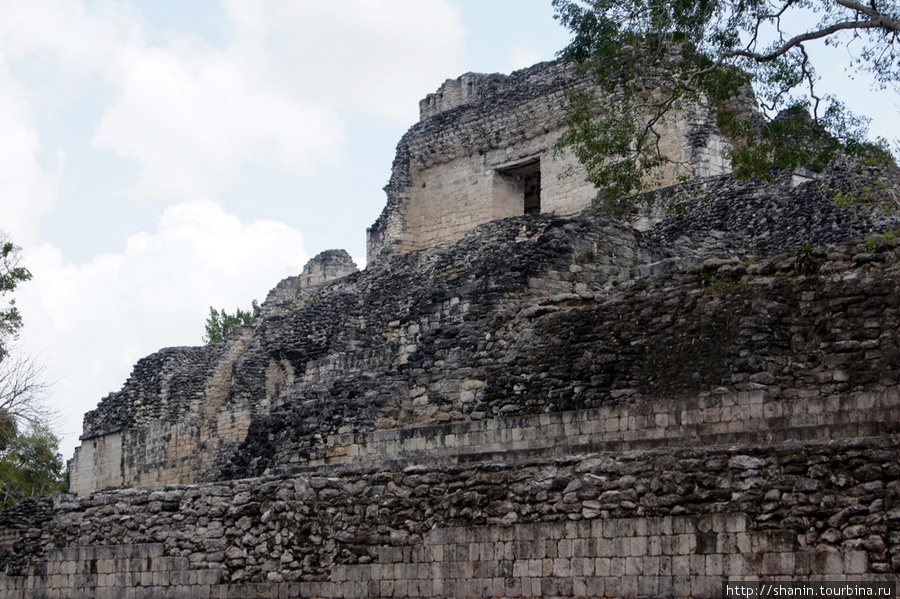 Храм на вершине пирамиды майя Кампече, Мексика