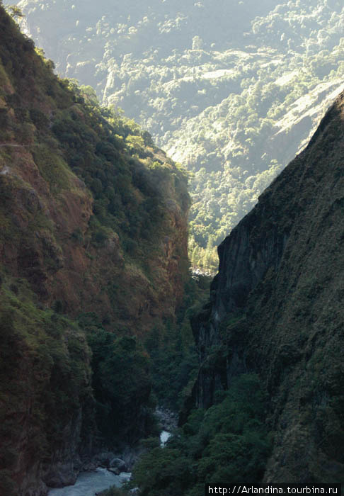 Внизу река Маршанди Непал