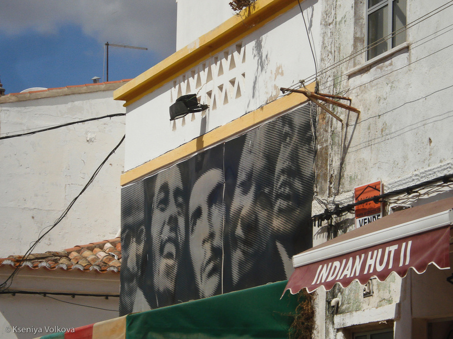 Типичная улочка Алвор, Португалия