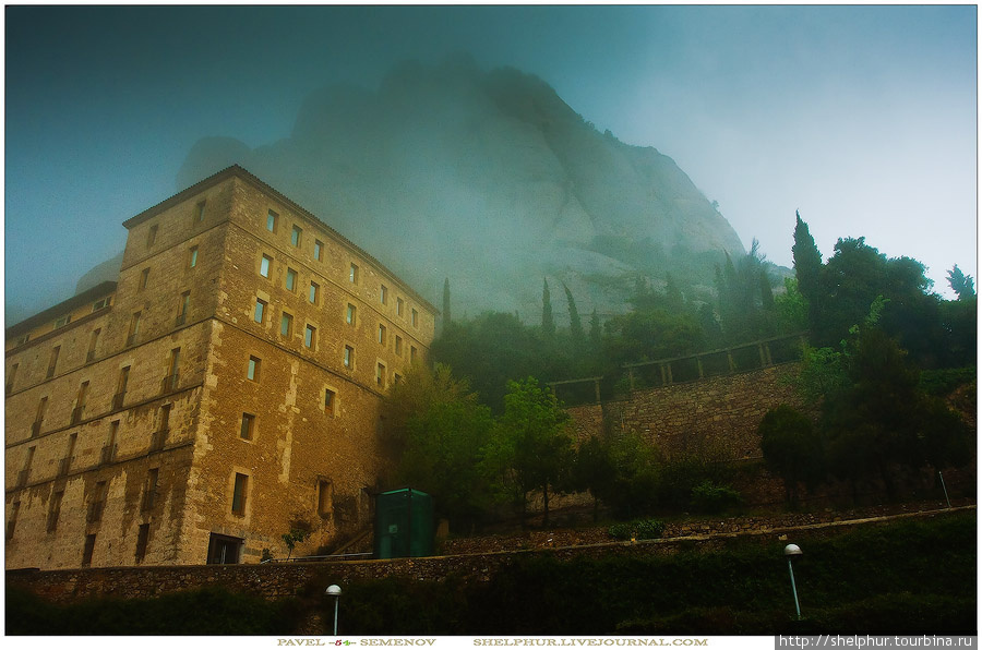 Вот и сам остов аббатства, с его узнаваемыми пиками горной гряды. Монастырь Монтсеррат, Испания