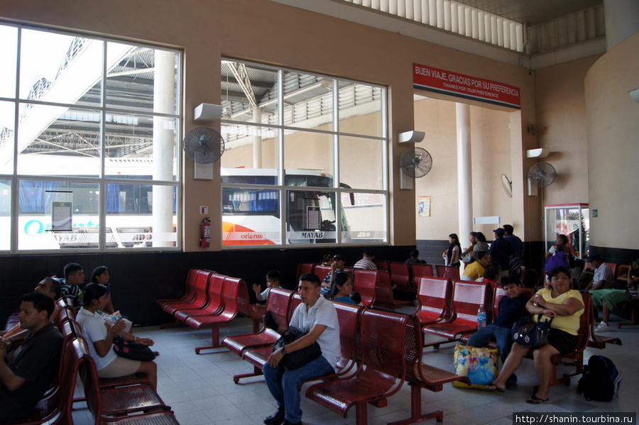 Зал ожидания на автовокзале в Вальядолиде Вальядолид, Мексика