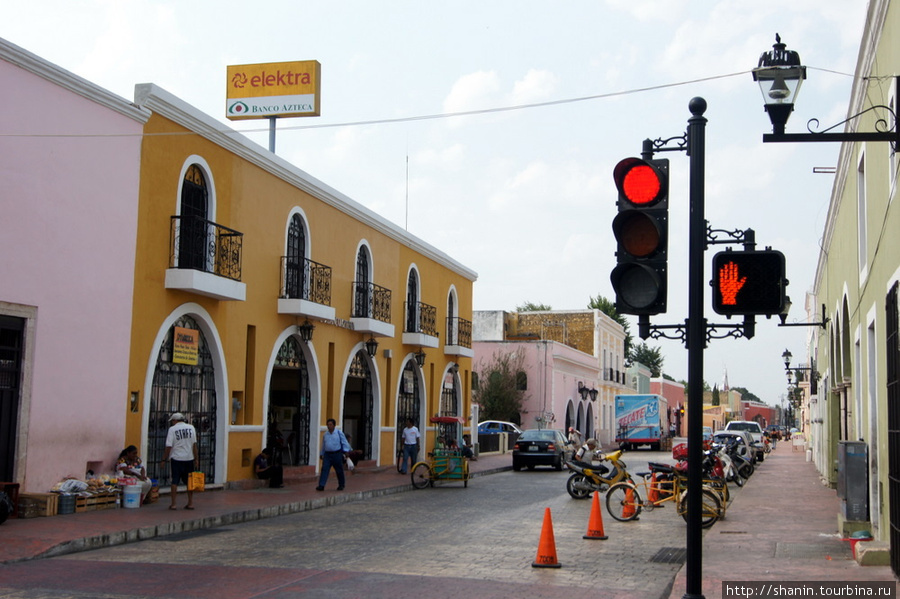 Улица в центре Вальядолида Вальядолид, Мексика