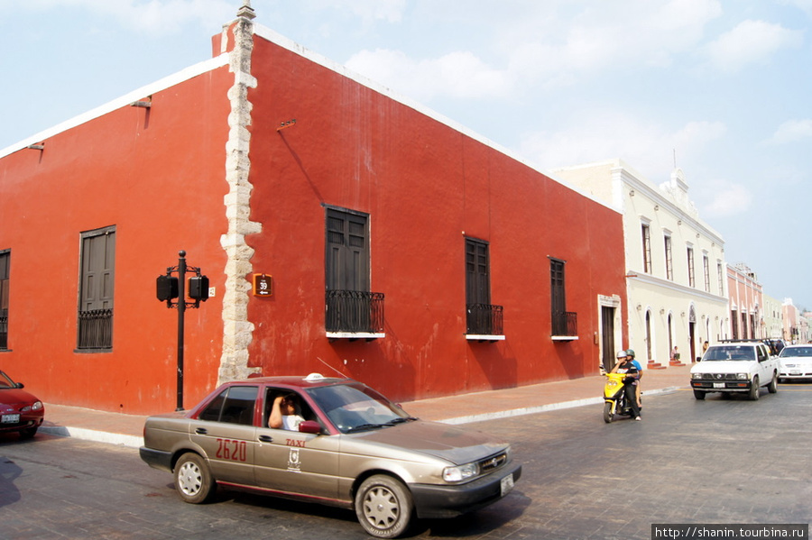 Здание в Вальядолиде к классическом испанском колониальном стиле Вальядолид, Мексика