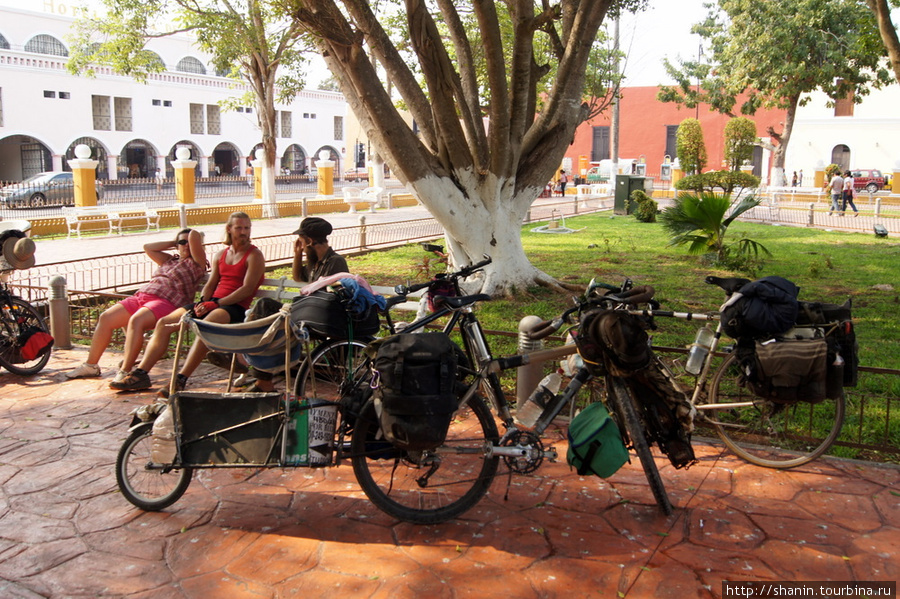 Велосипедисты на отдыхе в центральном парке Вальядолида Вальядолид, Мексика