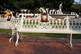 Скамейки в центральном парке Вальядолида
