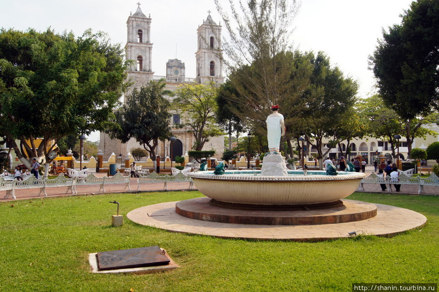 Центральная площадь с непременным собором Вальядолид, Мексика