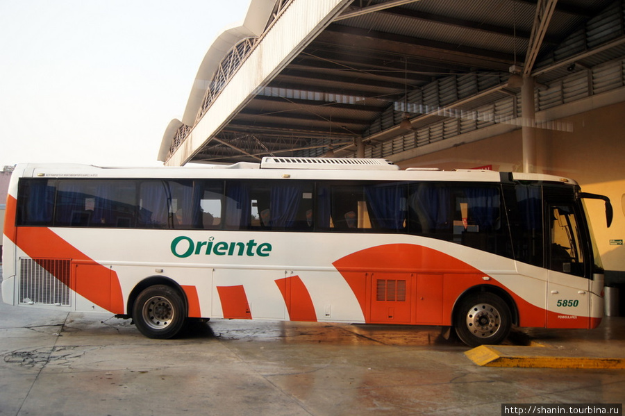 Автобус на автовокзале в Вальядолиде Вальядолид, Мексика