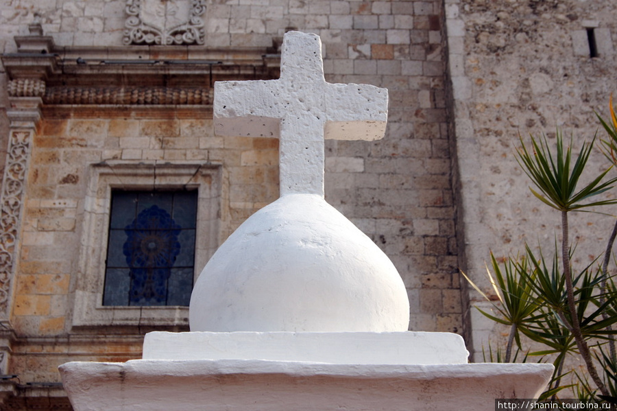 Крест перед собором Вальядолид, Мексика
