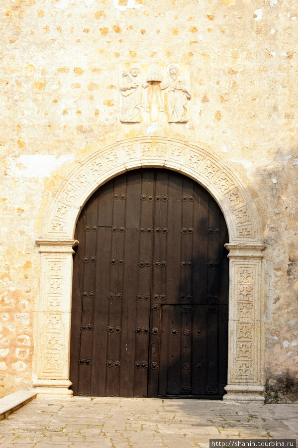 Ворота собора Вальядолид, Мексика