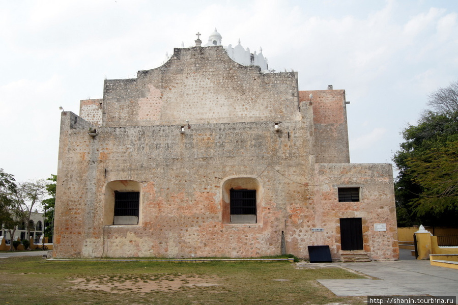 Вид на собор со стороны внутреннего двора Вальядолид, Мексика