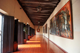 Картинная галерея на втором этаже муниципалитета