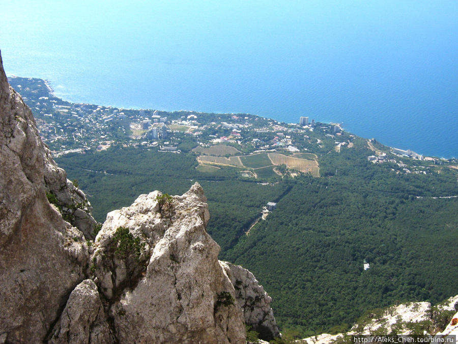 С вершины горы хорошо просматриваются город Алупка и поселки Мисхор, Кореиз, Гаспра,  Симеиз, Кацивели. Хорошо видно и Ялту. Мисхор, Россия