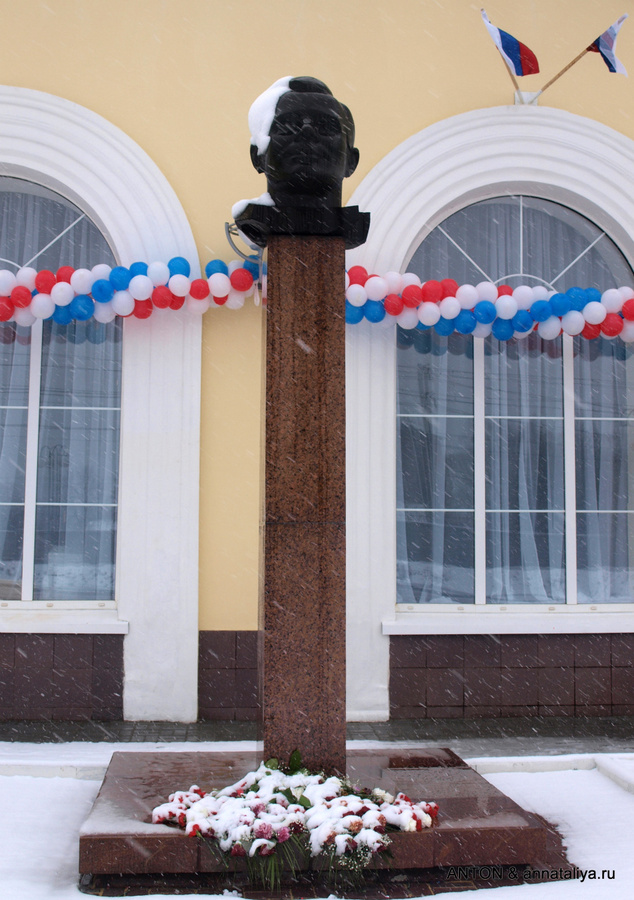 Памятник Гагарину у железнодорожного вокзала Гагарин, Россия