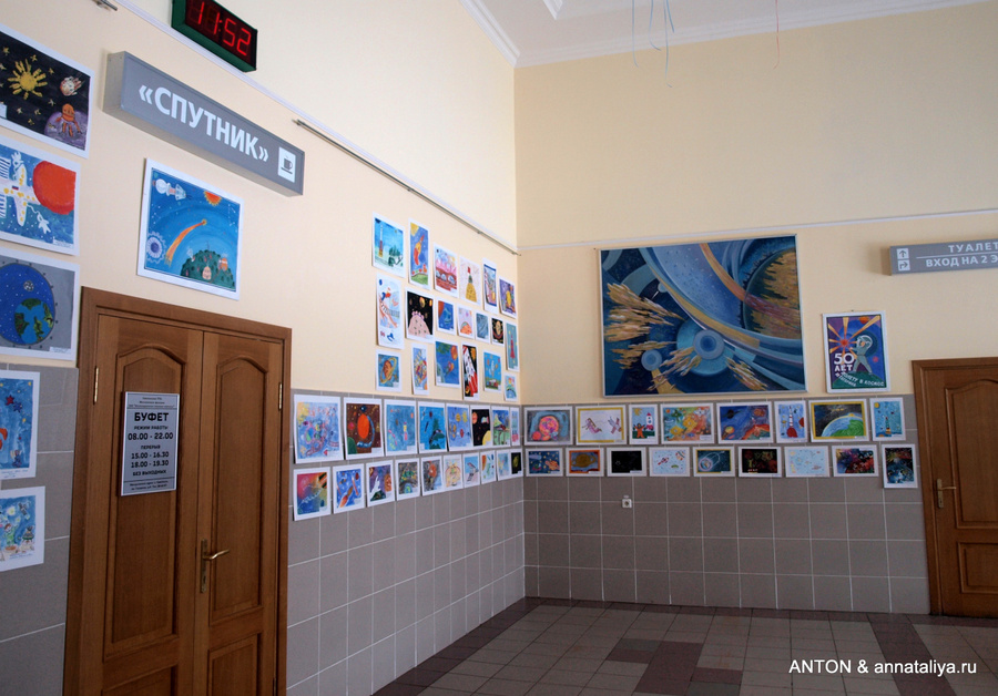 Галерея детских рисунков в зале ожидания на вокзале Гагарин, Россия