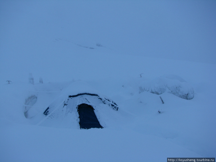 Это не нора, это вход в нашу палатку, на Берельском седле в тот день  снега нападало немерено Республика Алтай, Россия