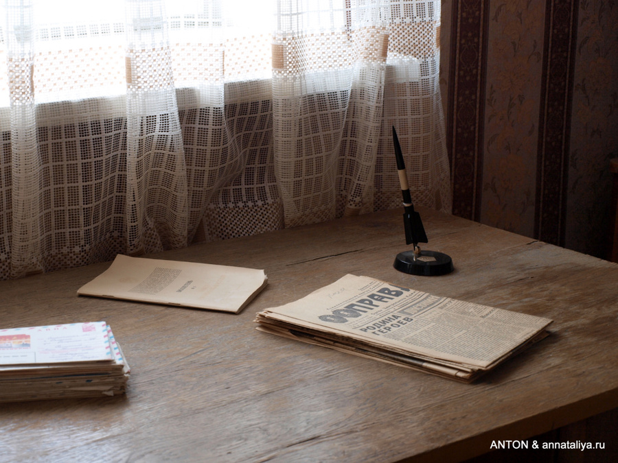 Стол в кабинете Юрия Гагарина, где он принимал гостей и людей, которые приходили к нему, чтобы о чем-нибудь попросить. Гагарин, Россия