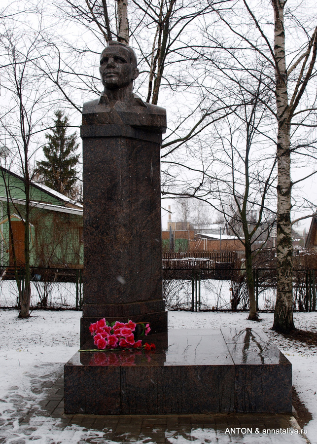 Памятник рядом с домом. Гагарин, Россия