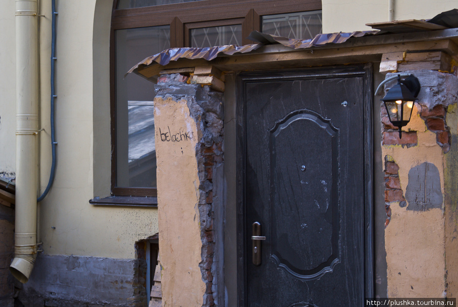 Дверь, вывеска, фонарь Санкт-Петербург, Россия