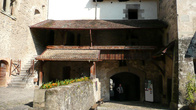 Все здания замка сосредоточены вокруг 5 дворов. Со стороны суши замок построен как крепость, а здания со стороны озера использовались как жилые помещения.