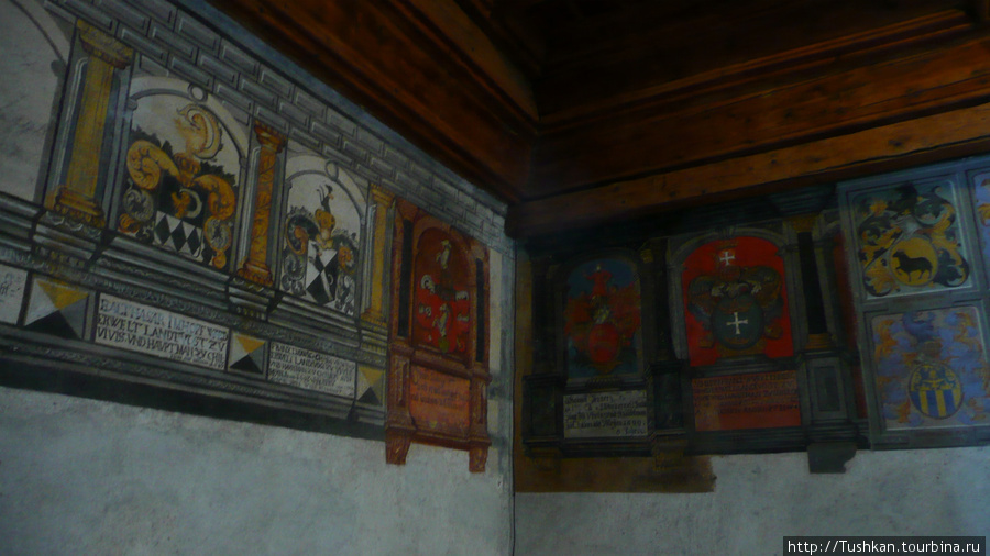 Многоцветный фриз украшен гербами бернских «бальи», живших в замке с XV –XVIIвв. Монтрё, Швейцария
