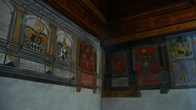 Многоцветный фриз украшен гербами бернских «бальи», живших в замке с XV –XVIIвв.