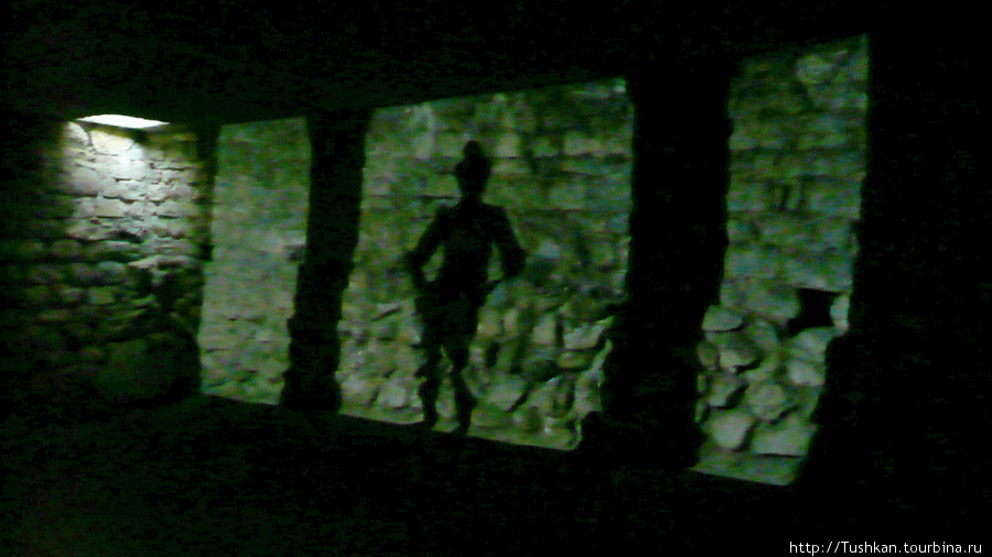 В одном из залов темницы установлен проектор, пугающий посетителей замка, проецируя на стену в кромешной темноте движущиеся фигуры – прогуливающихся дам, страдающих от кандалов узников, стражников, рыцарей и.тд. Вполне эффектно и страшновато. Монтрё, Швейцария