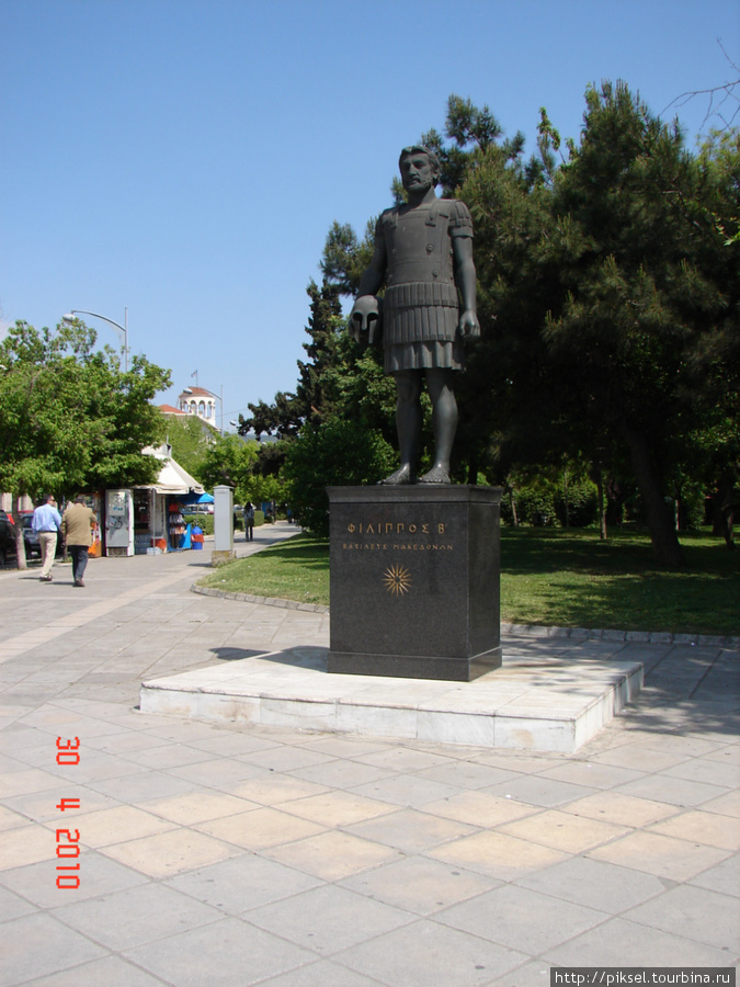 Памятник отцу Александра Македонского. Салоники, Греция