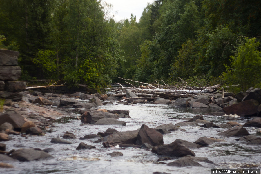 Когда река постепенно пересыхает, становится видно, что ее дно засыпано валунами , которые некогда были частью плотины.