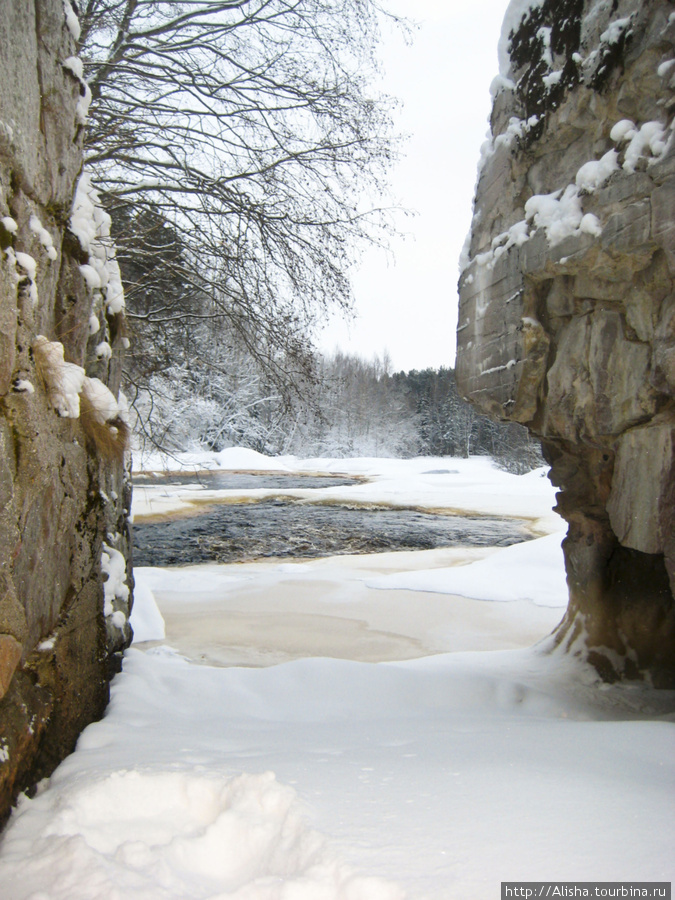 Плотина зимой. Поверхность реки замерзает и только за плотиной, где всегда самый интенсивный поток, можно увидеть проталины. Ууксу, Россия