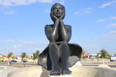 Статуя девушки, любующейся морем
