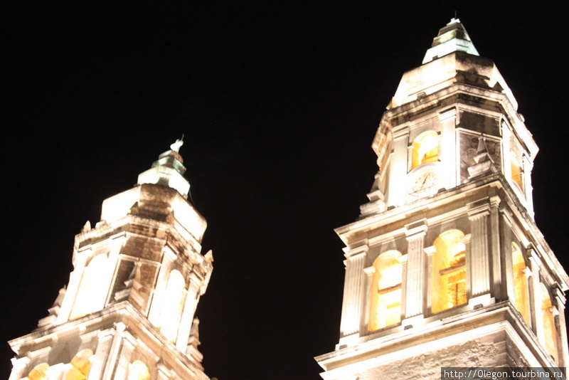 Вечернее освещение собора Кампече, Мексика