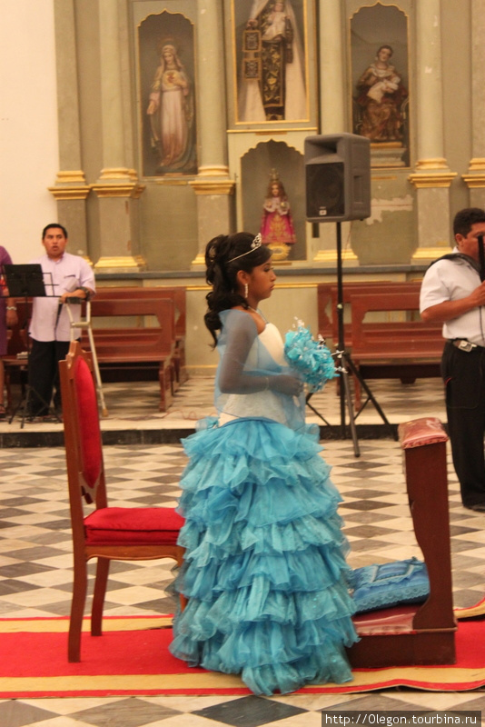 Невеста ожидает своего жениха в церкви Кампече, Мексика