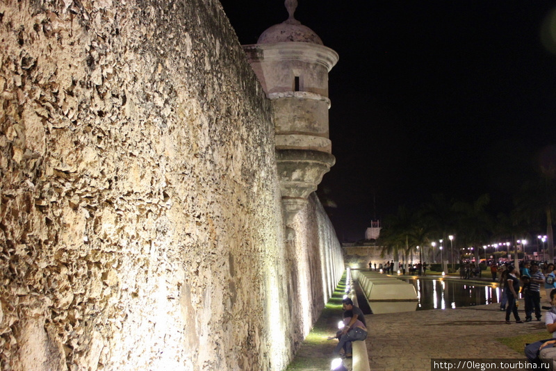 Ночная подсветка стены Кампече, Мексика