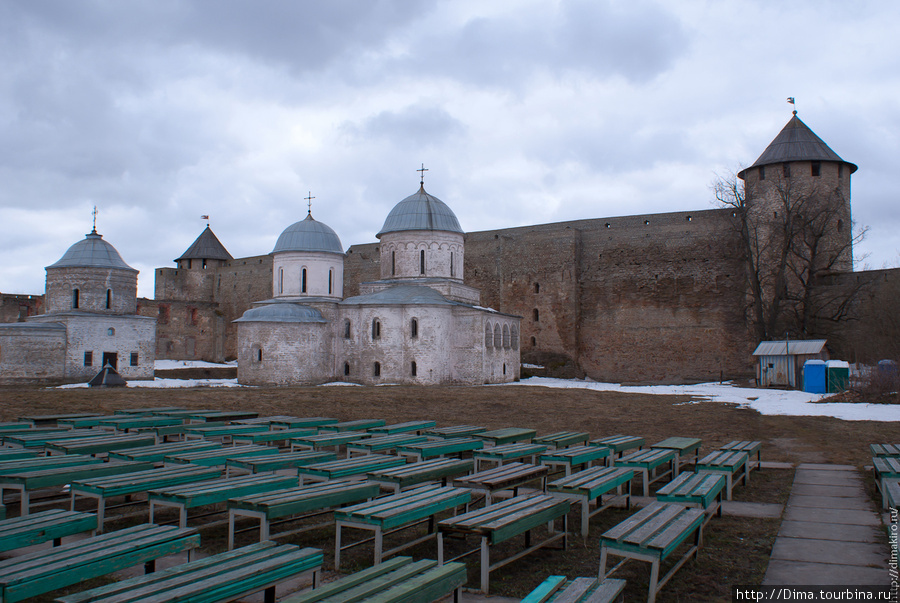 Внутри крепости есть сцена и зрительные лавочки Ивангород, Россия