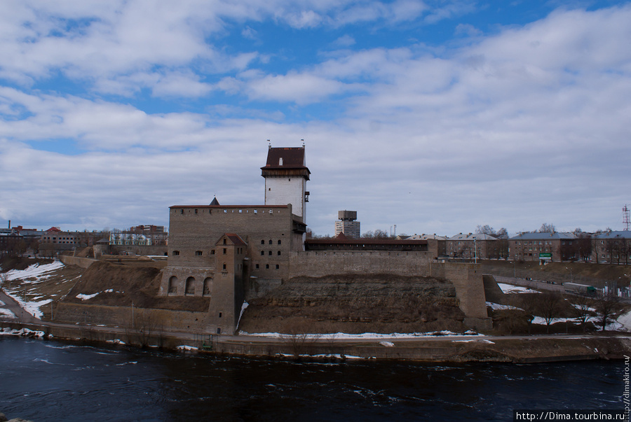 А это уже Эстония. Замок на той стороне, говорят, отреставрирован лучше. Ивангород, Россия