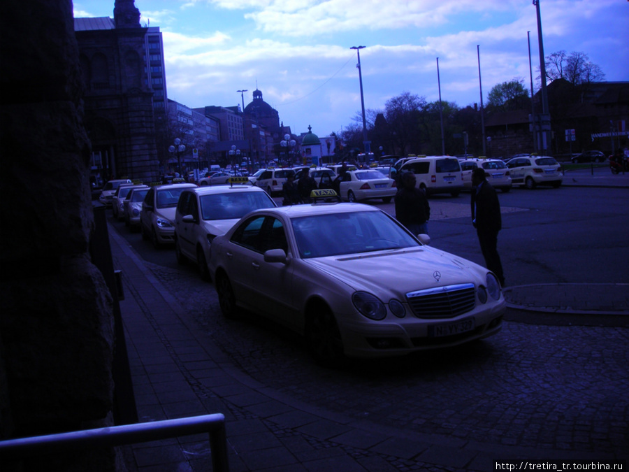Стоянка такси возле вокзала. Нюрнберг, Германия