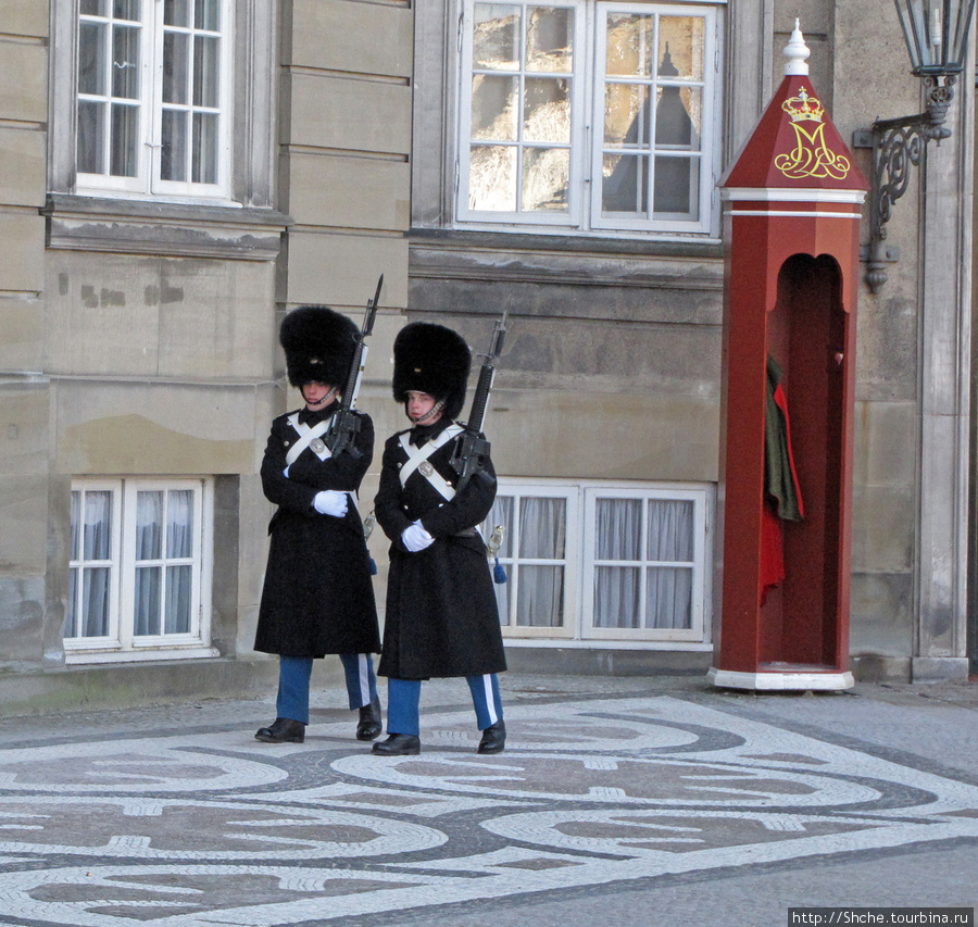 Все демократично, караульные периодически прохаживаются вдоль стен Копенгаген, Дания