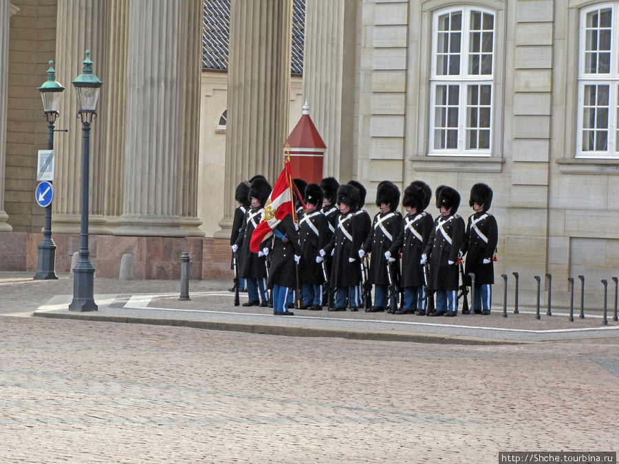 Amallienborg; смена королевского караула. Копенгаген, Дания