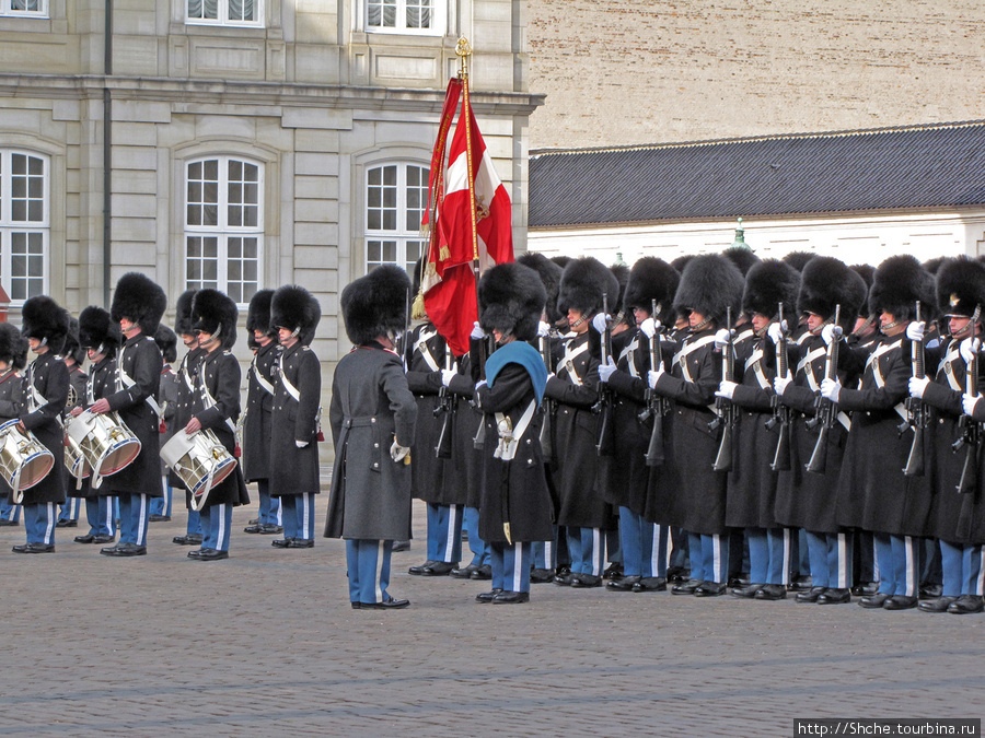 Amallienborg; смена королевского караула. Копенгаген, Дания