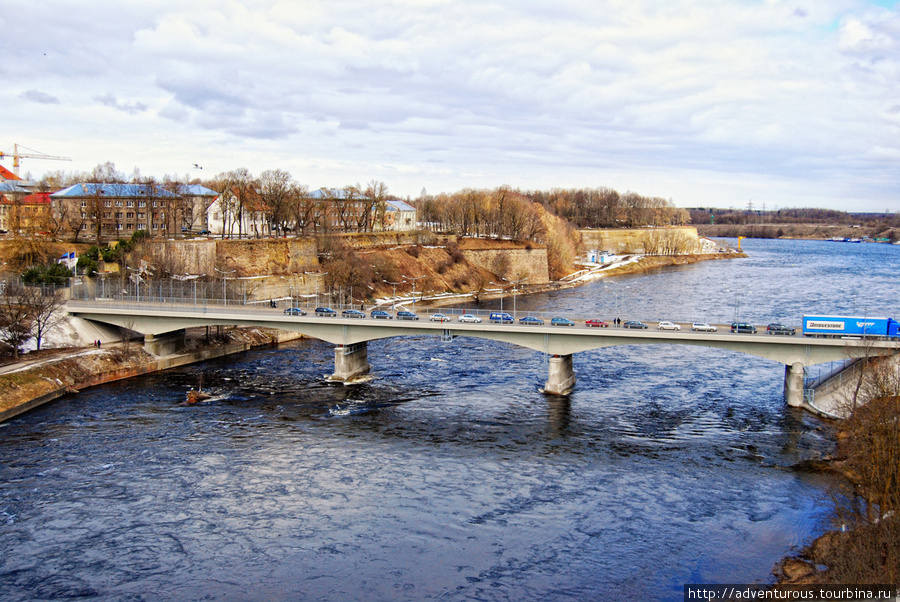 Мост Дружбы через Нарву. (справа Российский берег, слева — Эстонский) Ивангород, Россия
