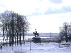 Вид на памятник крестителям Владимирской земли от Успенского кафедрального собора