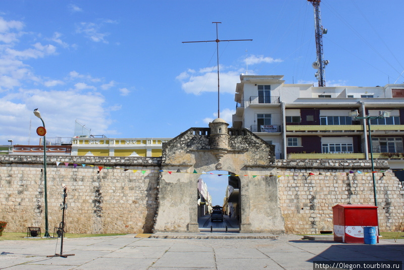 Стена и вход в исторический центр Кампече со стороны площади Республики Кампече, Мексика